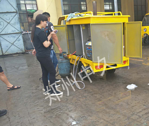 鄭州物業(yè)公司來我廠考察三輪上門洗車機(jī) 鄭州物業(yè)公司來我廠考察三輪上門洗車機(jī)